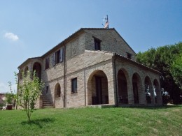 FARMHOUSE WITH DEPENDANCE OPENSPACE AND PORCH Country house with garden for sale in Marche